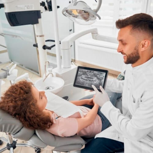 Paciente realizando o check up digital na clínica odontológica em Guarulhos