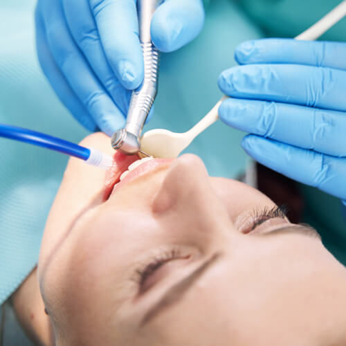 Paciente fazendo endodontia na clínica odontológica em Guarulhos