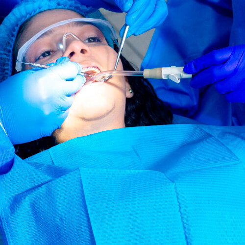 Paciente fazendo endodontia na clínica odontológica em Guarulhos