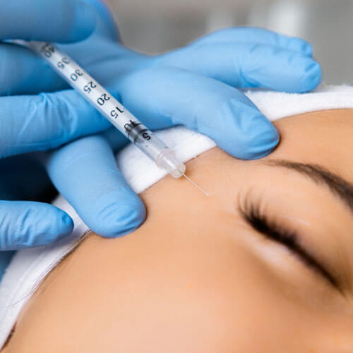 Jovem mulher recebendo injeção de botox em clínica odontológica em Guarulhos