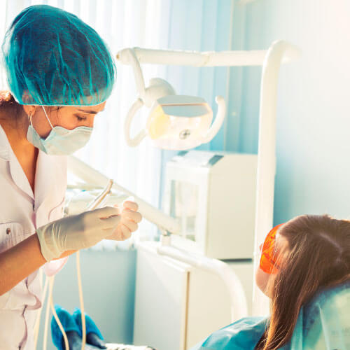 Dentista fazendo protocolo de carga imediata em cliníca odontológica em Guarulhos